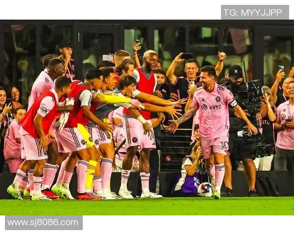 足球传奇再聚首 十号球星共忆昔日辉煌时刻