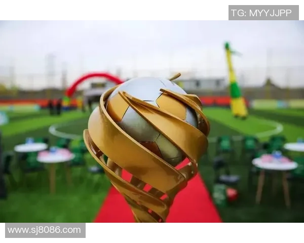 精致足球明星水晶摆件彰显球场风采完美呈现热爱与荣耀